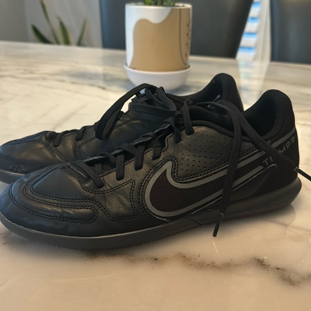 Nike Black Indoor Soccer Shoe Size 7 Women’s Turf